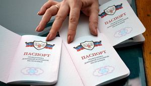 Украинцы кинулись получать паспорта «официально проклинаемых» лднр, чтобы заполучить российское гражданство