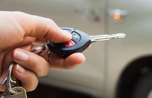 Зачем опытные автомобилисты кладут ключи в микроволновку