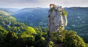 Как живется грузинскому монаху на вершине скалы, где он провел уже 26 лет