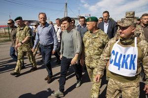Зеленский и Туск попозировали для фото у разрушенного моста в Станице Луганской