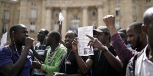 "Документы, жильё и - не выкинете": Сотни африканцев устроили бунт в усыпальнице выдающихся французов
