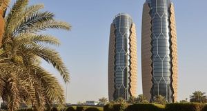 Чудо-здания в Абу-Даби: Башни Аль Бахар с инновационной защитой от палящего солнца