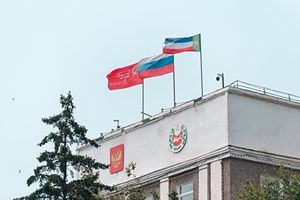 Все по закону: глава Хакасии отказался убрать красное знамя со здания своей администрации