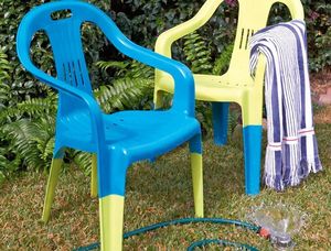 7 идей, как обновить пластиковый стул для дачи