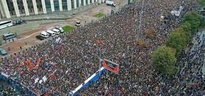 На московском майдане уже под 50 тысяч человек – драка за флаг Украины