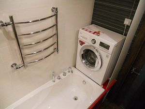 "Моя ванная": стиральную машину поставили выше ванны, освободив место для корзины с бельем