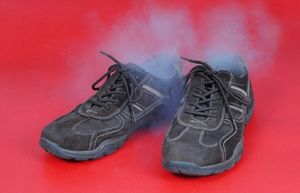 Копеечное средство, которое оперативно решит проблему неприятного запаха из обуви