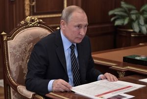 Путин предложил повысить зарплату чиновникам в регионах