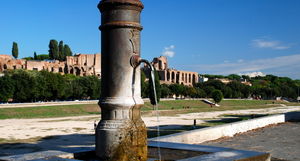 Почему в Риме можно не покупать воду: питьевые фонтаны, из которых течет чистая вода