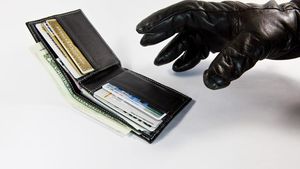 "Подделывают даже голос": Как мошенники крадут деньги с банковских карт