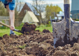 Вред вскапывания для огорода и как рыхлить почву правильно