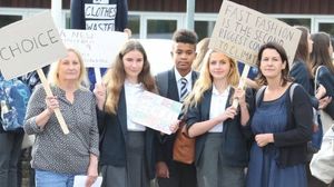 Толерантная Европа: В английской школе девочкам запретили носить юбки в угоду трансгендерам