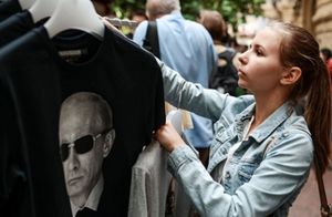 Ау, русофобы! В Риге раскупили российские флаги и майки с Путиным