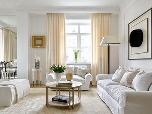 Белая мебель в интерьере жилого пространства
