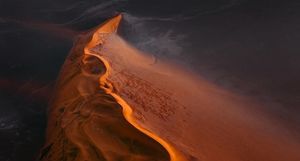 Аэрофотоснимки песчаных дюн пустыни Намибии, которые больше похожи на картины