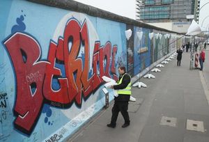 В Германии падение Берлинской стены назвали «символом унижения русских»