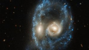 Образовалось "угрожающее призрачное лицо": Телескоп "Хаббл" подсмотрел "титаническое" столкновение" двух галактик
