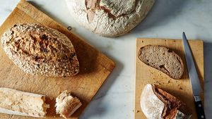 Не выбрасывайте черствый хлеб: 7 способов его применения