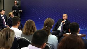 "Чудесная рекомендация": Песков прокомментировал "кулак Путина" в ответ на просьбу о деньгах