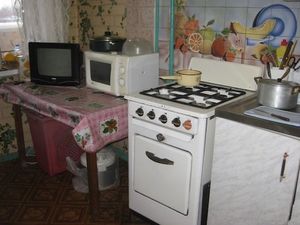 Девушка своими руками сделала ремонт старенькой кухни для мамы