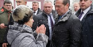 Пенсионерка из Алтайского края встала на колени перед Дмитрием Медведевым
