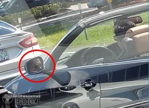 На видео засняли пугающий глюк в автомобильном зеркале