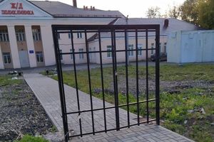 В Череповце у поликлиники установили ворота без забора