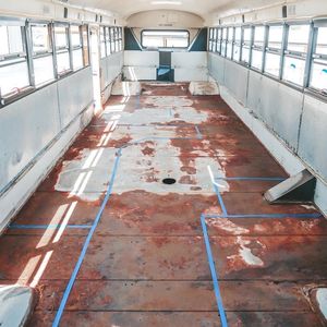 Пара переделала школьный автобус в уютный дом на колёсах и отправилась путешествовать по стране
