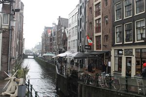 Почему в Амстердаме кривые дома: оказывается, их так строят вынужденно