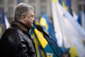После слов «Слава Украине!» на майдане Порошенко забросали яйцами