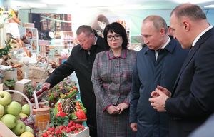 Путин пошутил над полпредом Устиновым, взявшим колбасу на агровыставке