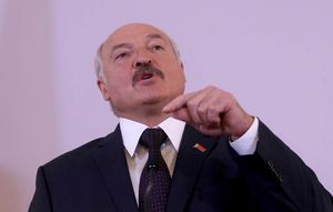 Лукашенко заявил, что Россия каждый год начинает прессовать Белоруссию, "завинчивая гайки"