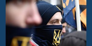 Украинская молодежь поползла к бандере