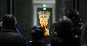 Потерянный глаз, бесконечные титулы и другие необычные факты о Нефертити
