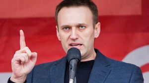 «Медуза» назначила в Москву редактора, считающего Навального презервативом