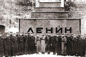 Кто придумал мавзолей для Ленина: Сталин был за саркофаг для вождя, Троцкий — против