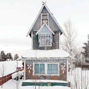 Яркие домики на фоне снега: посмотрите на фотопроект про дачную эстетику фёдора савинцева