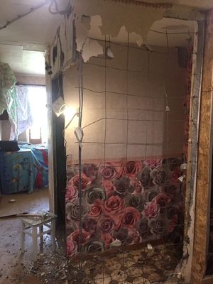 Семья снесла все стены санузла и сделали ремонт с нуля. Фото До/После.