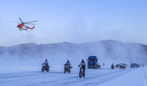 Байкальская миля: смельчаки на вертолетах, грузовиках и мотоциклах соревновались при температуре -40