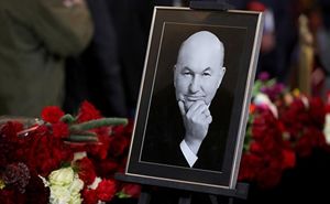 Власти Москвы приняли решение установить мемориальную доску на доме Юрия Лужкова
