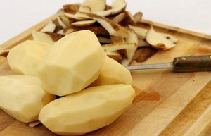Как хранить почищенный картофель несколько дней и без морозилки, чтобы он не почернел