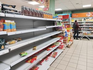 Из-за ажиотажа правительство РФ разрешило завозить продукты в магазины круглосуточно