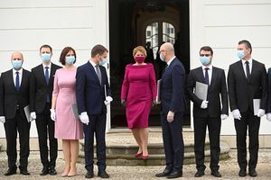 Президент Словакии вышла принимать присягу в защитной маске в цвет платья
