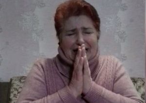 "Не жгите хату!": Украинка на коленях извинилась за распространение коронавируса(видео)