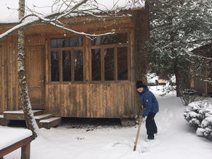 "Ходим в ведро, замерзли": москвичи сбежали на дачи от коронавируса