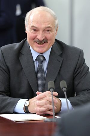 Белорусы требуют ввести карантин, Лукашенко предлагает им спасаться сливочным маслом