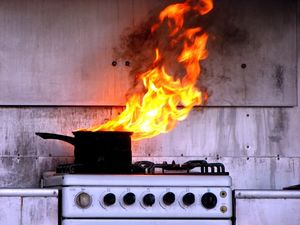 Как избавиться от запаха гари в квартире: убрать, выветрить после пожара