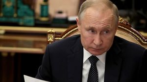 Путин раскрыл свои доходы. Сколько заработал президент, узнаем "по закону"