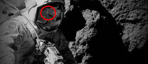 Как объяснить фотографию человека без скафандра в отражении шлема астронавта