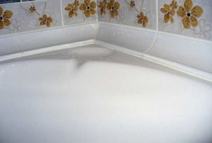 Чем надежно закрыть широкую щель между ванной и стеной